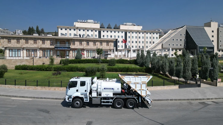 Dulkadiroğlu Belediyesi, hizmet filosuna yeni sathi kaplama aracı ekledi