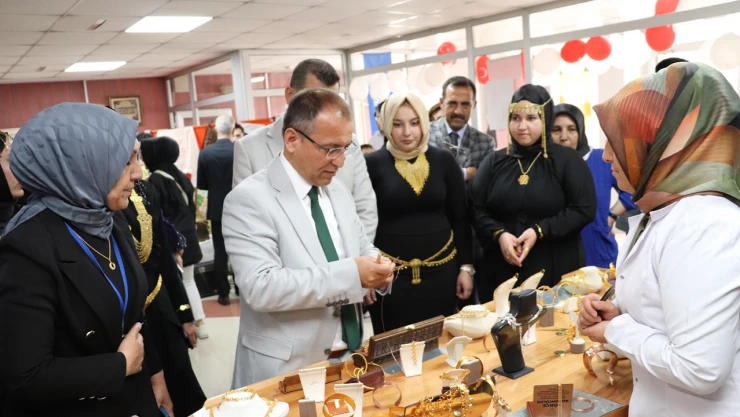 Dulkadiroğlu Halk Eğitimi Merkezi'nde yılsonu coşkusu