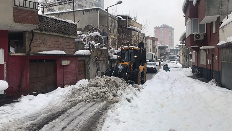 Dulkadiroğlu sokaklarında kar temizliği aralıksız sürüyor