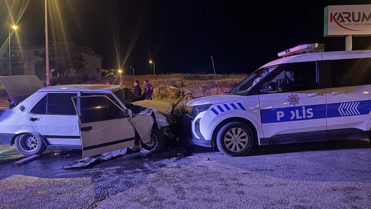 Dur ihtarına uymayan sürücü, 2 polisi yaraladı