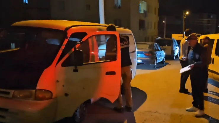 Dur ihtarına uymayan sürücü polise çarptı