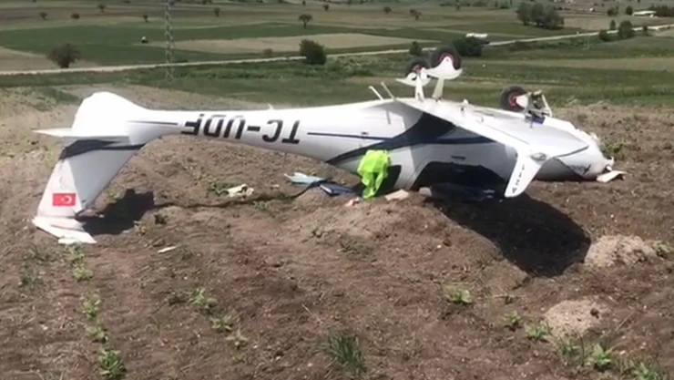 Eğitim uçağı tarlaya zorunlu iniş yaptı