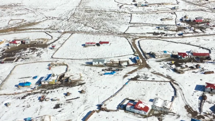 Ekim ayında köyler beyaza büründü