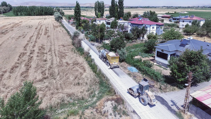 Elbistan'da 4 mahallenin daha ulaşımı Büyükşehir'le iyileştirildi