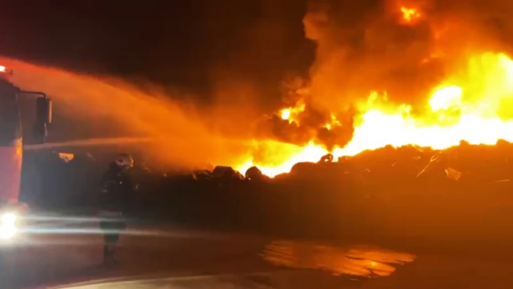 Elbistan'da hurda lastik yangını geceyi aydınlattı