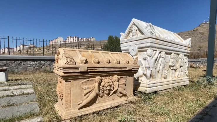 Ele geçirilen 2 lahit sahte çıktı