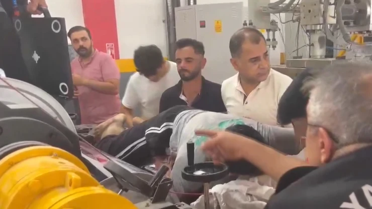 Elini levha kesme makinesine kaptıran işçi yaralandı