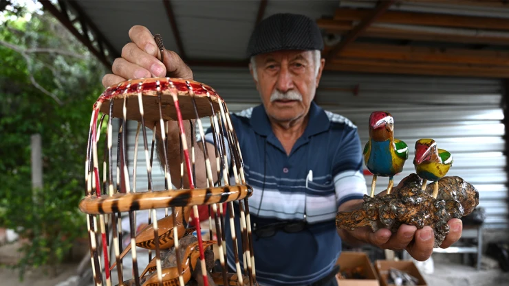 Emekliliğini ahşaptan süs ve mutfak eşyaları yaparak geçiriyor