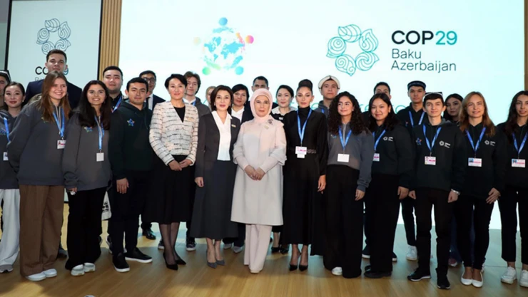 Emine Erdoğan, COP29'da iklim gönüllüsü gençlerle bir araya geldi