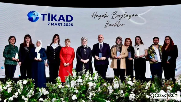 Emine Erdoğan'dan TİKAD Üyesi Nazlı Ceylan Balduk Kurtul'a plaket