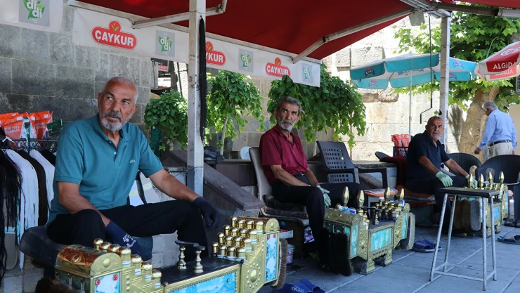 En küçüğü 64 yaşındaki 3 kardeş, tarihi surların gölgesinde ayakkabı parlatıyor