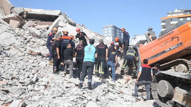 Enkaz altında kalan iş makinesi operatörünün cansız bedenine ulaşıldı