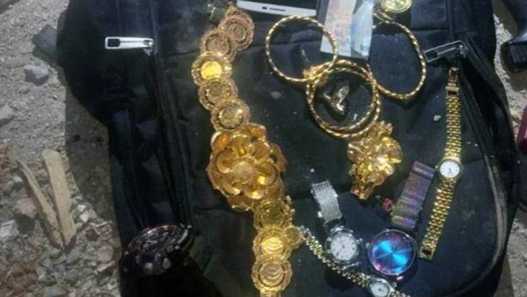 Enkazdan çıkan altınları zimmetine geçirdiği öne sürülen sanık hakkında dava açıldı