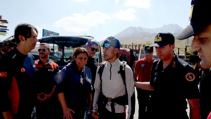Erciyes Dağı'nda mahsur kalan dağcı, annesinin ihbarıyla kurtarıldı