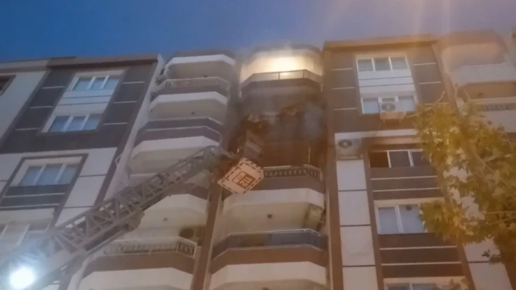 Eşiyle tartışan kişi evini ateşe verdi