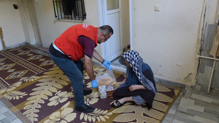 Evlerinde yalnız yaşayan yaşlılara ücretsiz yemek