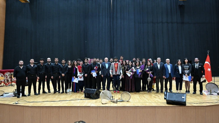 Ezgilerle anlatılan hikâyeler, gönüllere dokunan türkü gecesi