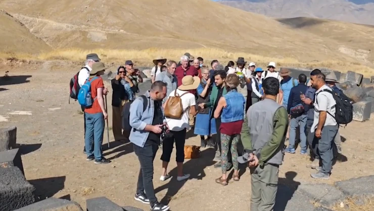 Farklı ülkelerden ziyaretçiler, Kef Kalesi'ni gezdi