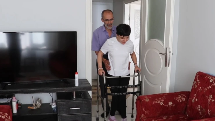 Fedakar baba, hayatını serebral palsili kızına adadı