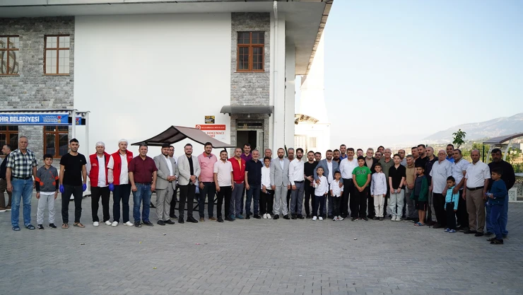 Fırat Görgel, bayram namazı sonrası vatandaşlarla bayramlaştı