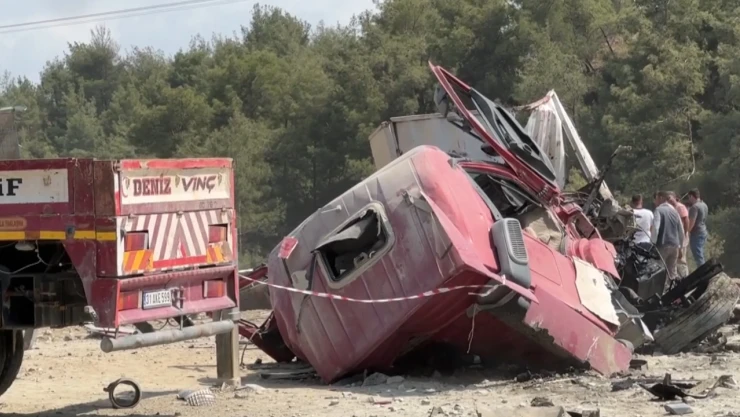 Freni arızalanan vincin çarptığı park halindeki tırın sürücüsü öldü