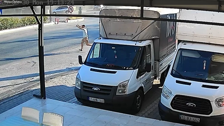 Freni boşalan kamyon trafik ışığındaki 4 araca çarptı, 4 kişi yaralandı