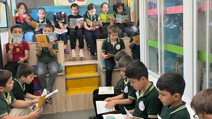 Geleceğe umut taşıyan mobil kütüphane çocuklarla buluştu