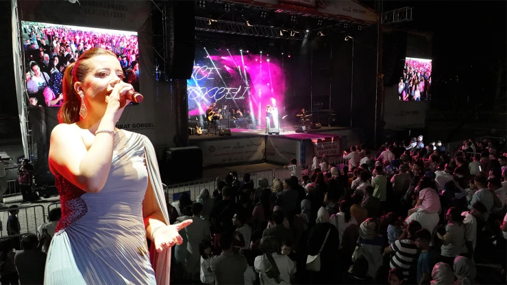 Geleneksel Ağustos Fuarı'nda Hatice Gökçeli, sahne aldı