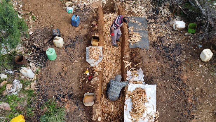 Geleneksel yöntemlerle sedir katran yağı üretiliyor