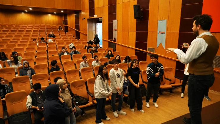 Genç fikirler, münazara sahnesinde