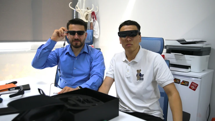 Genç girişimcinin tasarladığı akıllı gözlük görme engellilere sesli rehberlik yapacak