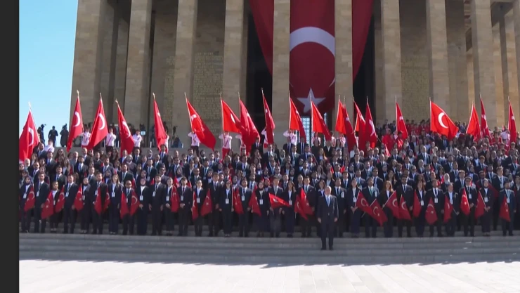 Gençlik ve Spor Bakanı Bak, 19 Mayıs dolayısıyla Anıtkabir'i ziyaret etti