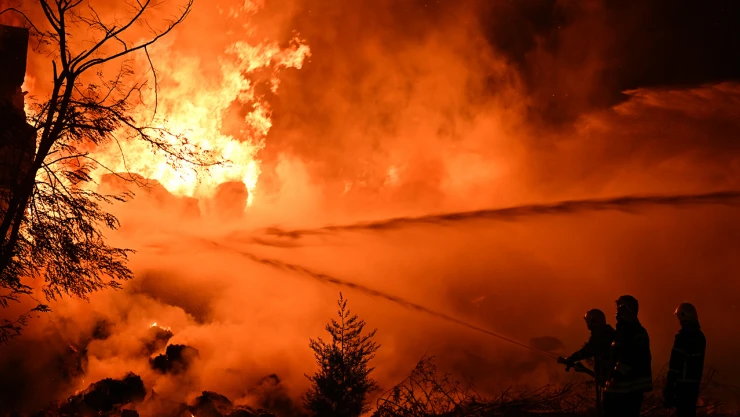 Geri dönüşüm fabrikasında çıkan yangın 7 saat sürdü
