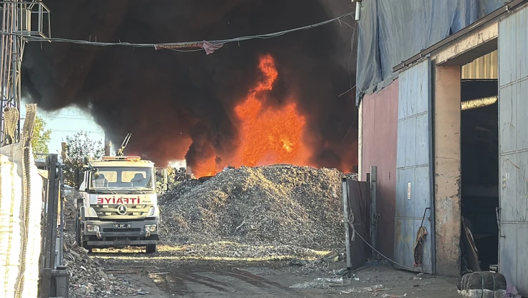 Geri dönüşüm fabrikasında çıkan yangına müdahale sürüyor