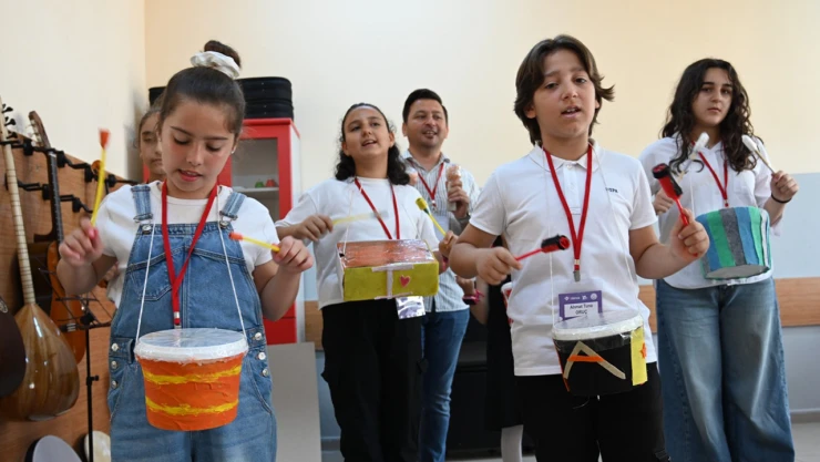 Geri dönüşüm malzemelerinden orkestra kurdular
