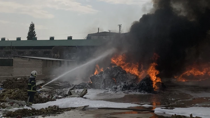 Geri dönüşüm tesisinde yangın çıktı