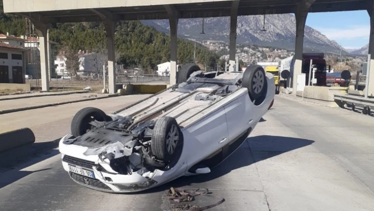 Gişe bariyerine çarpan otomobil ters döndü