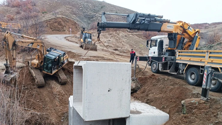 Göksun kırsalında yol bakım onarım çalışmaları sürüyor