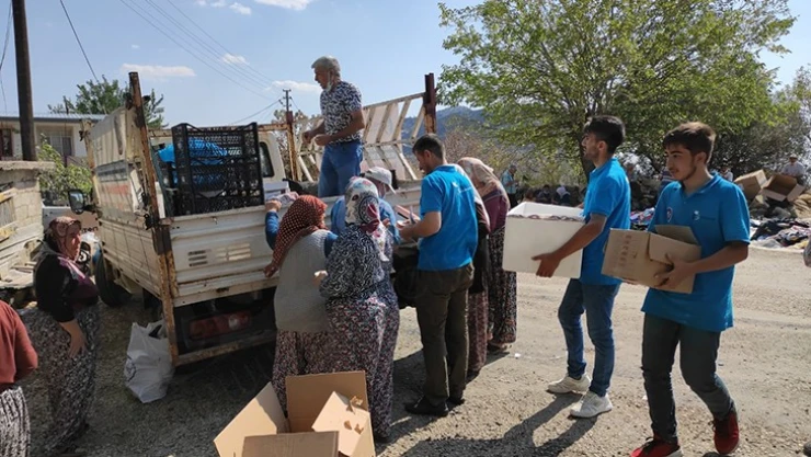 Gönül Elçisi Uluslararası İnsani Yardım Derneği, yaraları sarmaya yardımcı oluyorlar