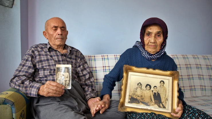 Görme yetisini kaybeden 77 yıllık eşine ışık oluyor