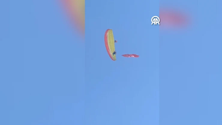 Gösteri uçuşu yapan paramotor kamyonetin üzerine düştü