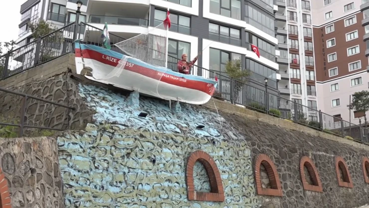 Gözümün önünde dursun dedi, kayığını sitenin girişine yerleştirdi