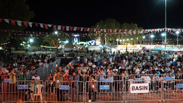 Güçlü ve Pehlivan söyledi, müzikseverler eşlik etti