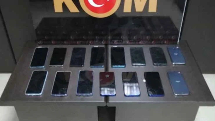 Gümrük kaçağı 15 cep telefonu ele geçirildi