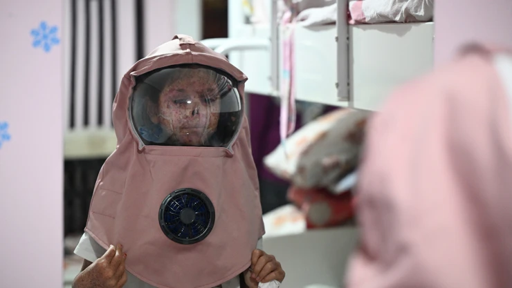 Güneşe hasret küçük Cemile, kuzenleriyle hayata tutunuyor