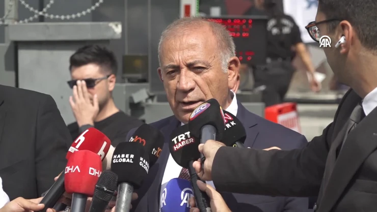 Gürsel Tekin, CHP İstanbul İl Başkanlığı önünde konuştu