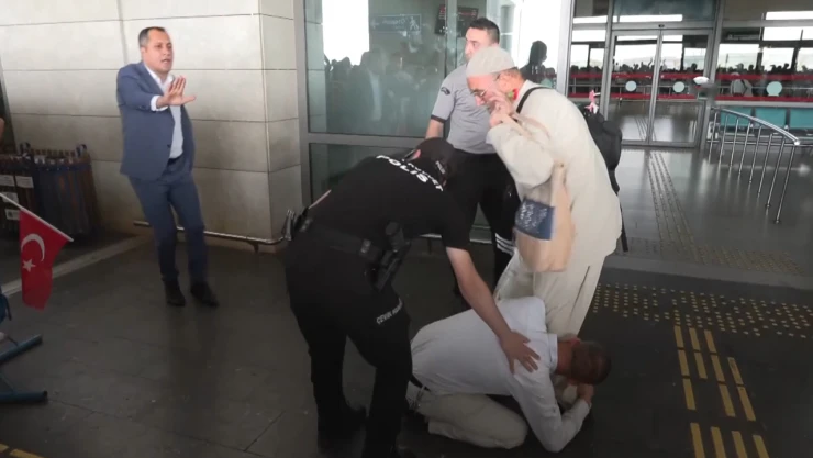 Hacdan dönen anne ve babasını ayaklarına kapanarak karşıladı