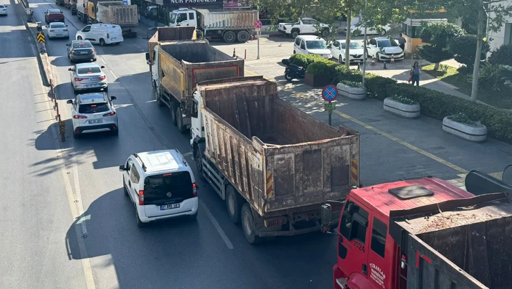 Hafriyat kamyonu şoförleri belediyenin kestiği cezaları protesto etti