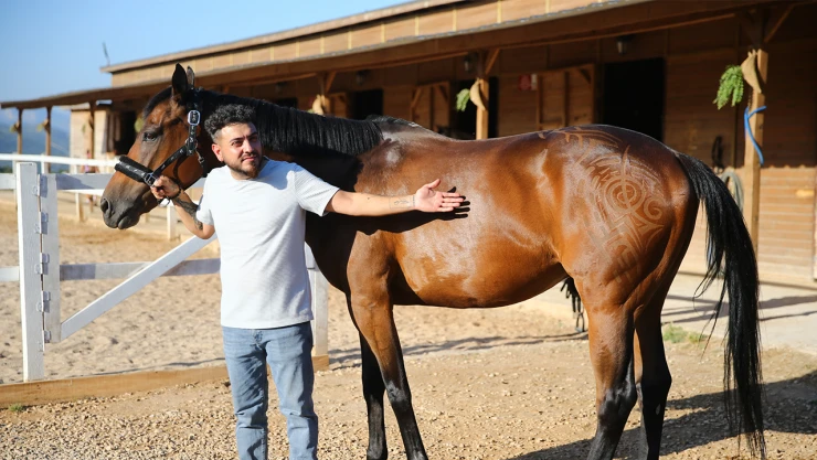 Hafta içi müşterilerini hafta sonu atları tıraş ediyor
