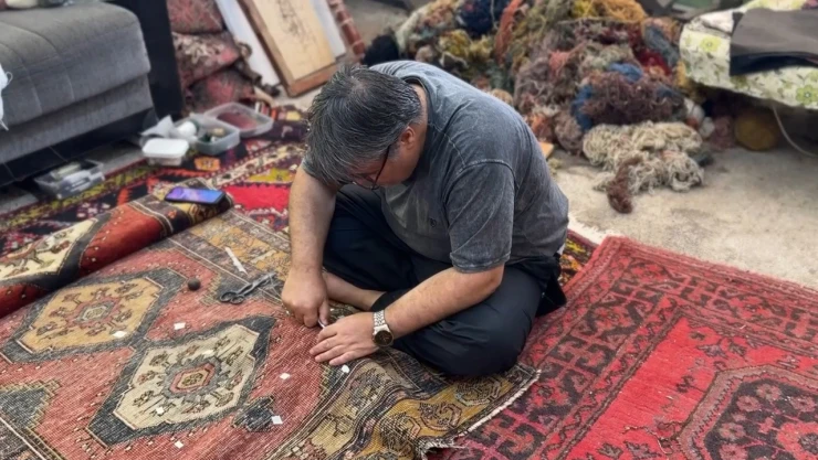 Halıları cerrah titizliğiyle onarıyor